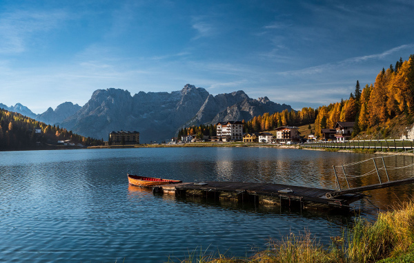 Спокойное озеро в лучах солнца в горах, Италия
