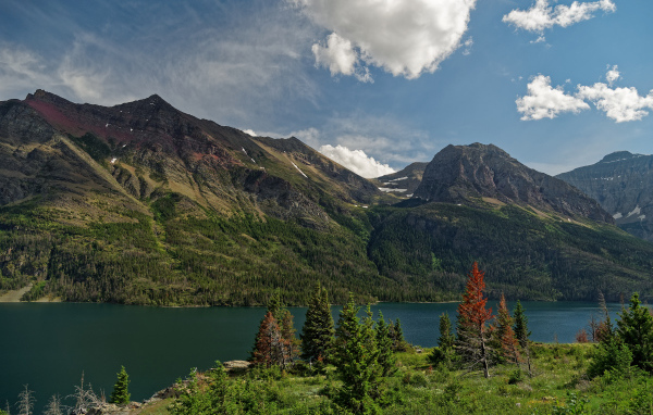 Озеро в живописном парке у гор, США