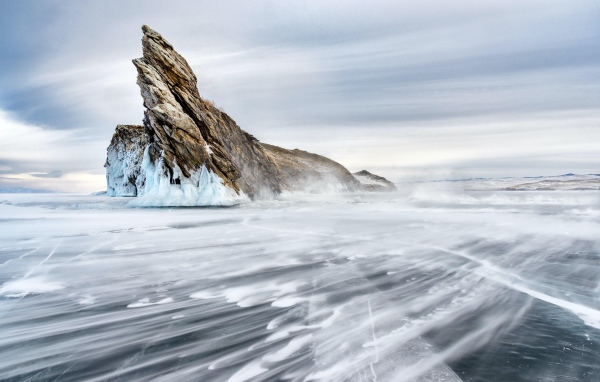 Гора в заледеневшем озере Байкал 