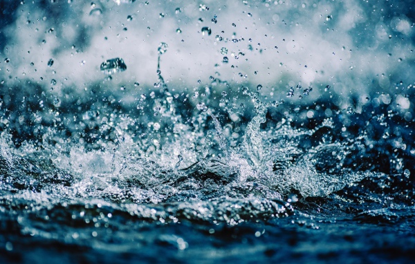 Брызги в чистой воде 