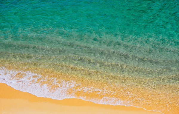 Голубая вода на желтом морском песке