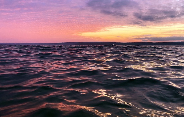Розовый закат солнца над спокойным море