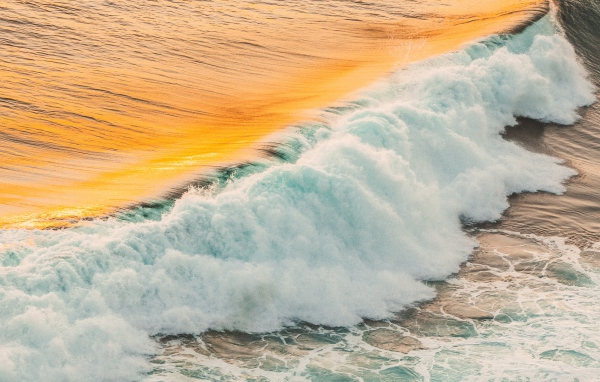 Бушующая белая пена на берегу океана 