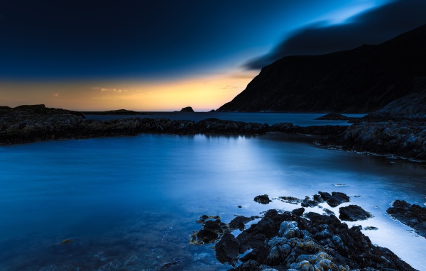 Скалистые берега в заливе океана 