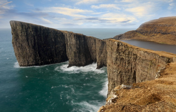 Река стекает в море по береговой линии 