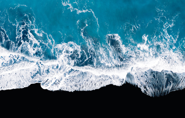Вид сверху на голубой океан 