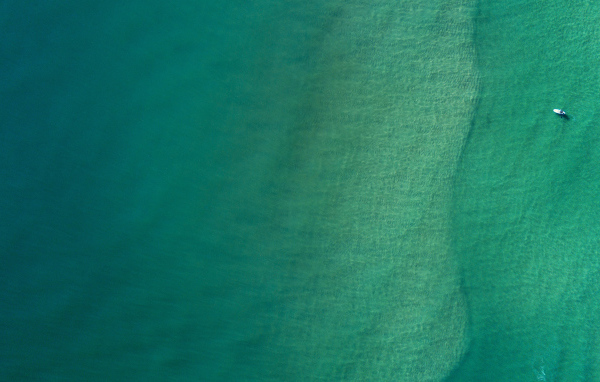 Вид сверху на спокойную голубую гладь океана