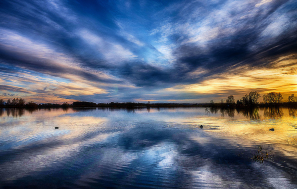 Красивое небо на закате отражается в озере