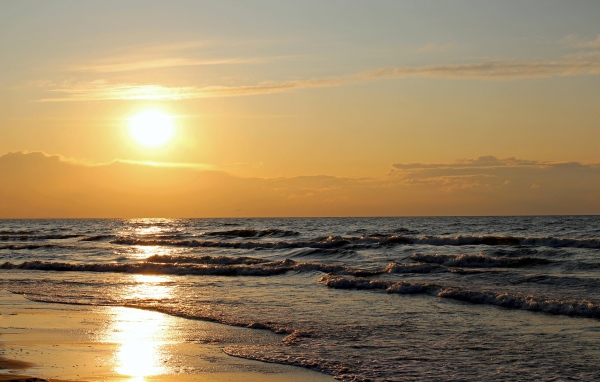 Закат яркого летнего солнца над морем