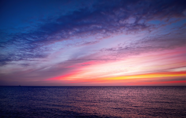 Бескрайнее спокойное море на закате солнца