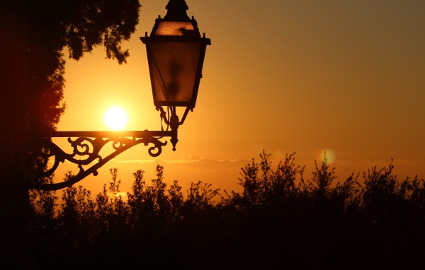 Фонарь на дома на закате солнца