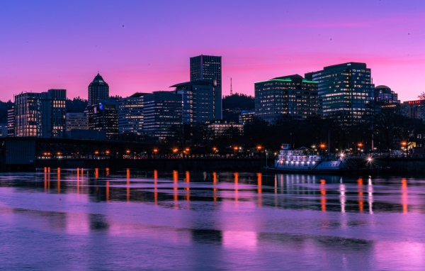 Сиреневый закат над ночным городом у реки