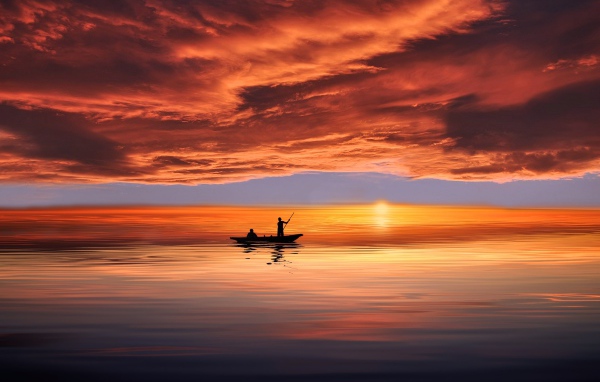 Низкое красное небо над морем на закате 