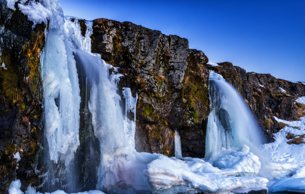 Заледеневший водопад стекает с гор, Исландия