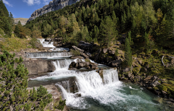 Красивые каскады водопада у скалы 