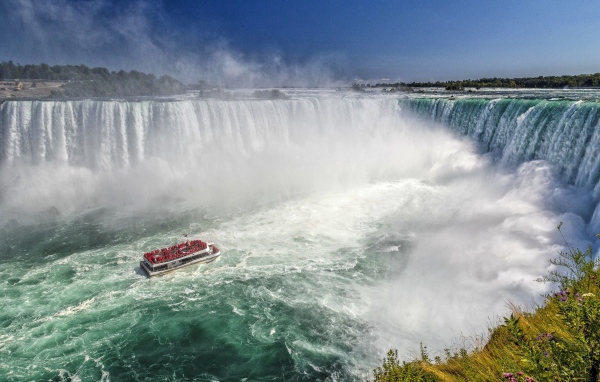 Огромный бушующий водопад Виктория