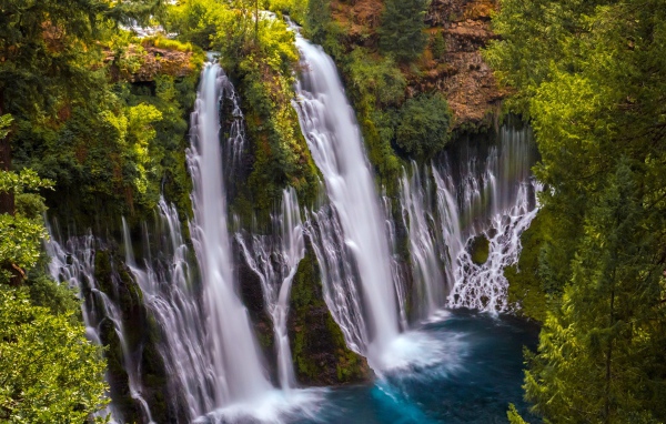 Быстрый водопад стекает с утеса, Калифорния