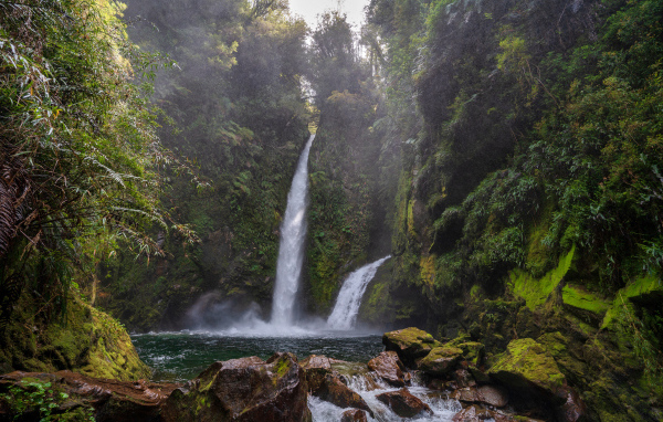 Водопад стекает со скалы в горную реку