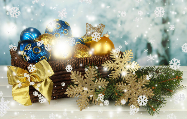 Красивые елочные игрушки в корзине на Новый год 2021