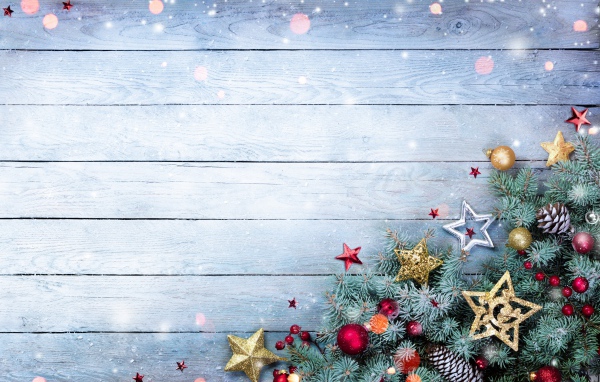 Красивый фон для новогодней открытки с еловой веткой и игрушками