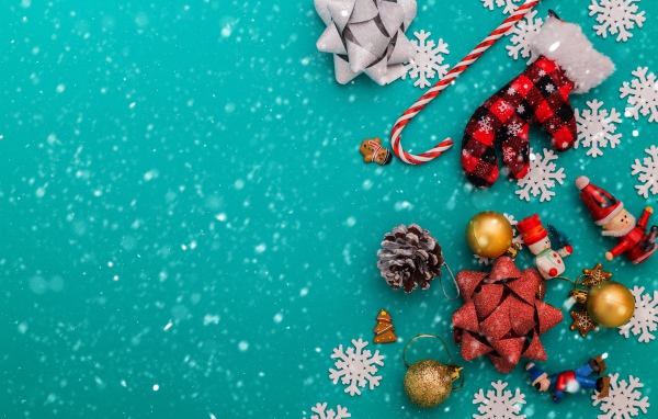 Новогодний декор на голубом фоне, шаблон для открытки 