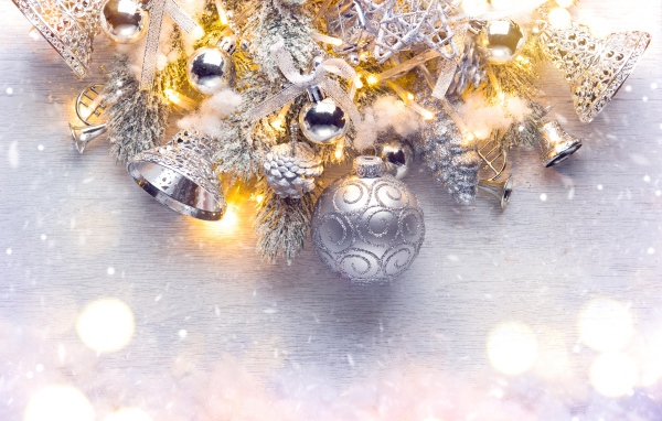 Серебристые елочные украшения на новый год 2021