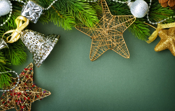 Шаблон для новогодней открытки с игрушками на зеленом фоне