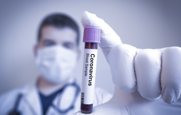 Анализ на коронавирус covid-19 в пробирке в руке