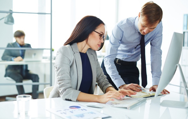 Деловая девушка и парень в офисе 