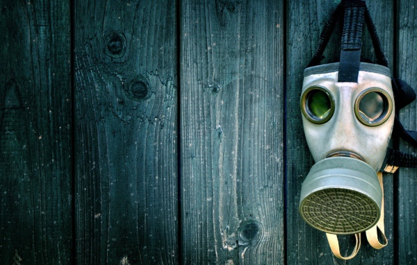 Противогаз висит на деревянное стене, пандемия covid-19