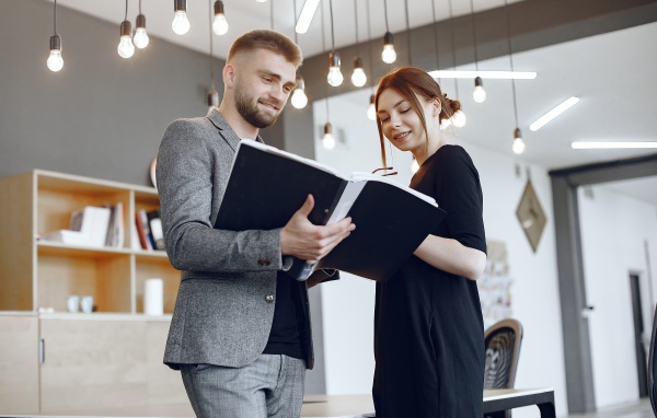 Мужчина и девушка с договором в офисе