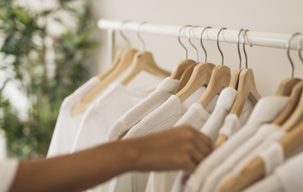 Много белых рубашек на вешалке