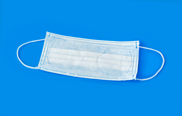Медицинская маска на голубом фоне