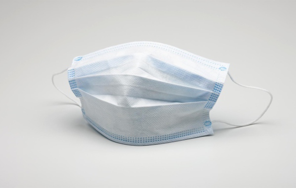 Медицинская маска защита от коронавирус covid-19 на сером фоне