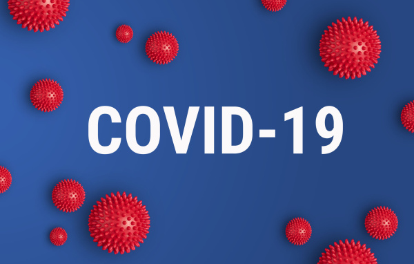 Белая надпись covid-19 и бактерии коронавируса на голубом фоне