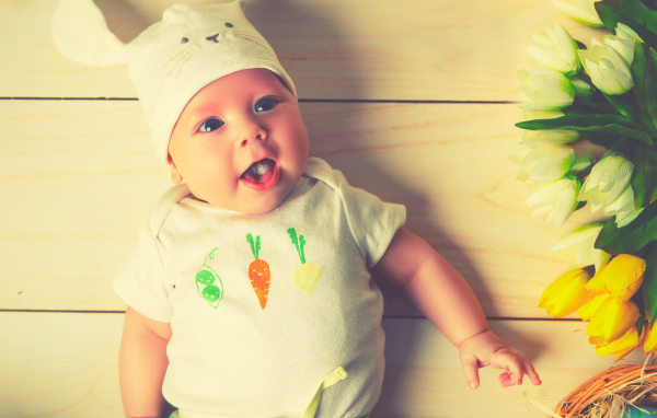 Грудной ребенок в костюме зайца 