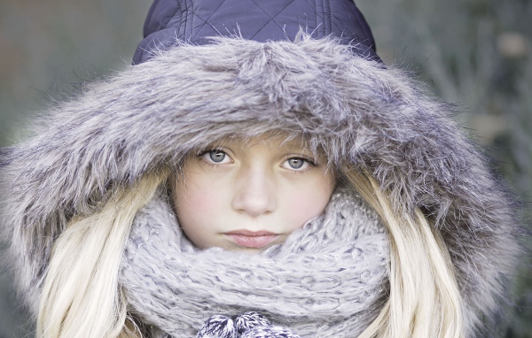 Девочка в теплой куртке зимой