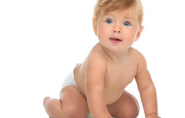 Маленький голубоглазый ребенок на белом фоне