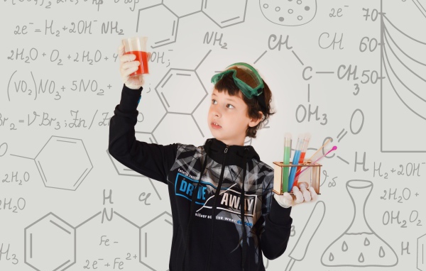 Маленький мальчик будущий химик