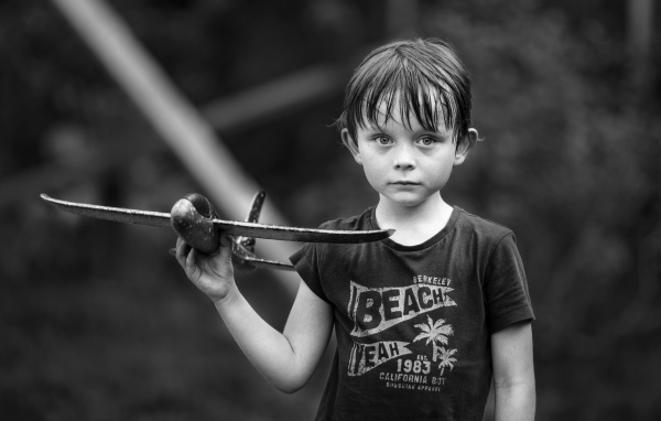 Маленький мальчик с самолетиком в руке 