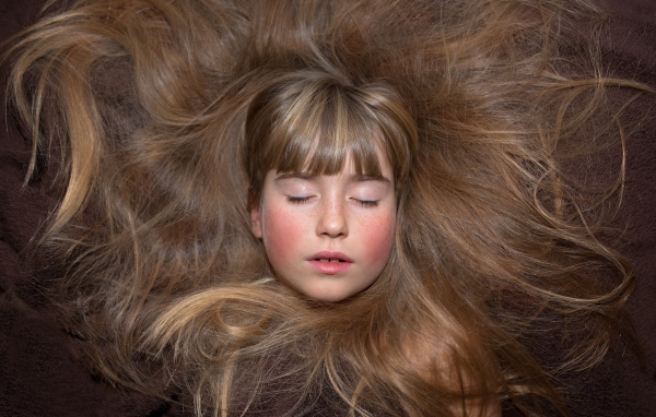 Маленькая спящая девочка с длинными волосами