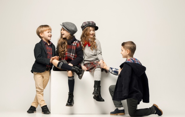 Маленькие стильные дети на сером фоне