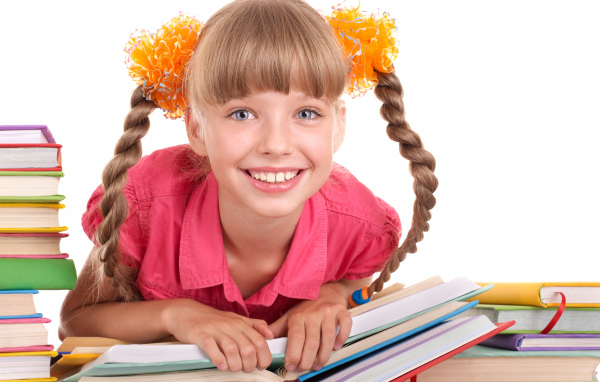 Улыбающаяся девочка с книгами на белом фоне