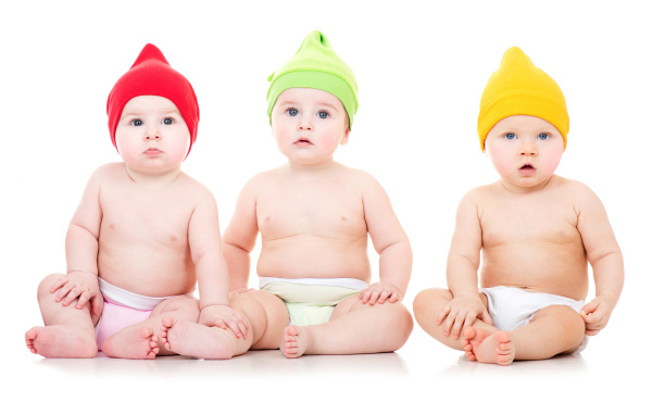 Три маленьких  мальчика на белом фоне