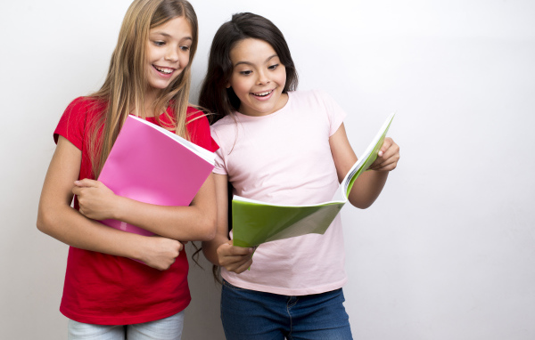 Две маленькие девочки школьницы с тетрадями