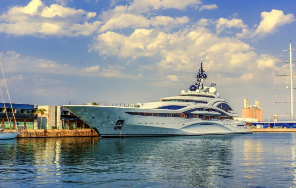 Красивая большая яхта Марина в море 
