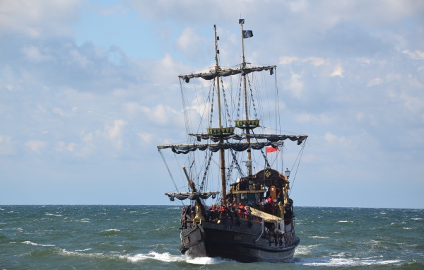 Большой черный пиратский корабль в море