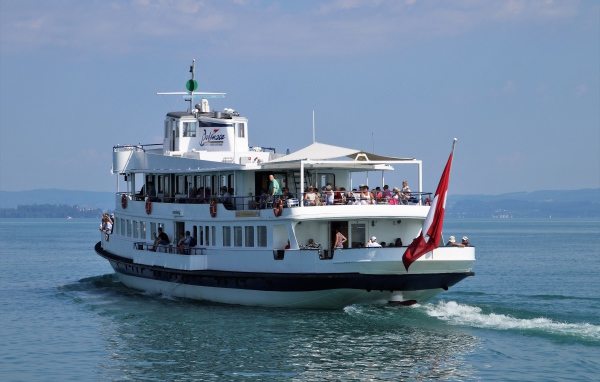 Круизный теплоход плывет по воде 