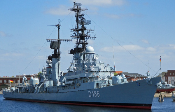 Эскадренный миноносец выходит в море