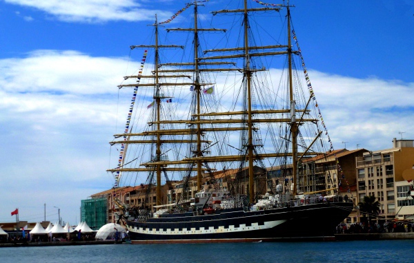 Большой парусный фрегат в порту на фоне неба